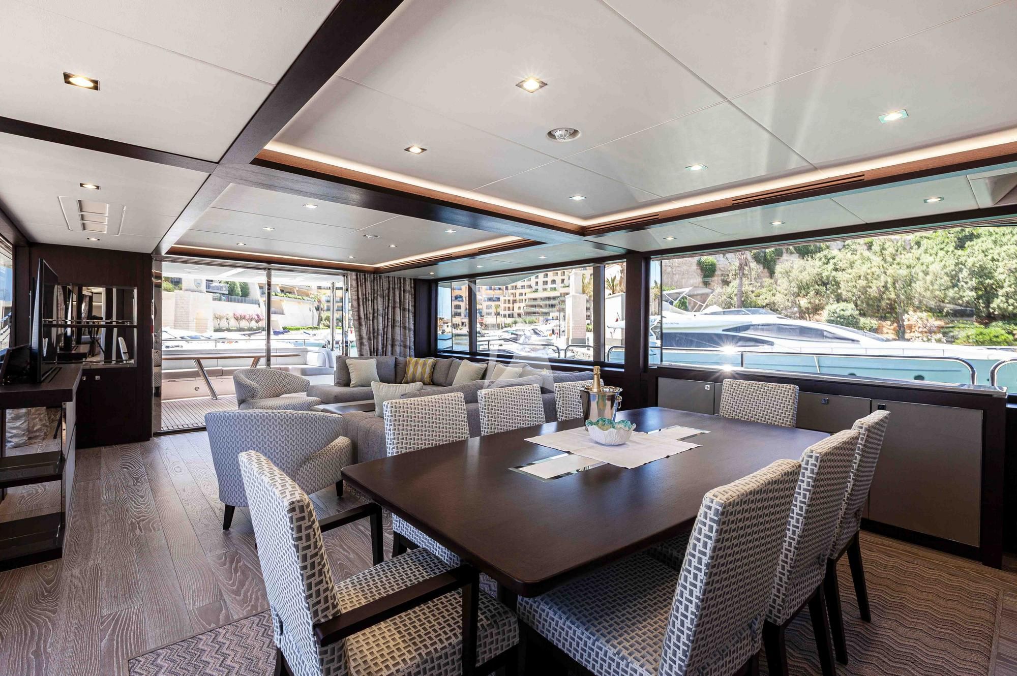 NEW EDGE Sunseeker 95 - dining area